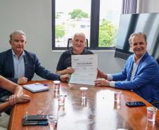 Foto de entrega de título a autoridades