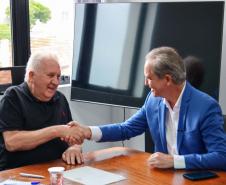 Foto de entrega de título a autoridades