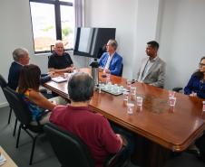 Foto de entrega de título a autoridades