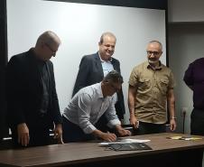 Foto de assinatura de contrato do CETRAS