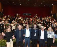 Foto de autoridades em apresentação