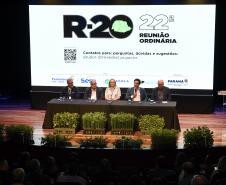 Foto de autoridades em apresentação