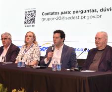 Foto de autoridades em apresentação