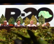 Foto de autoridades em apresentação