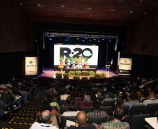 Foto de autoridades em apresentação