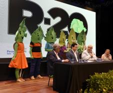 Foto de autoridades em apresentação