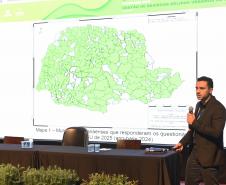 Foto de autoridades em apresentação