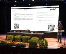 Foto de autoridades em apresentação