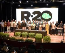 Foto de autoridades em apresentação