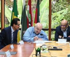 Foto de solenidade de assinatura de termo