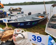 Foto de operação de limpeza de rios
