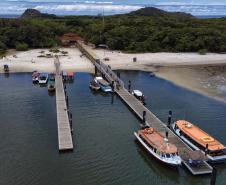 Foto de estruturas flutuantes no litoral