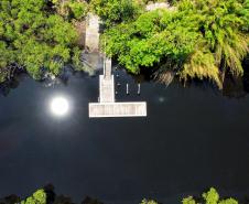 Foto de estruturas flutuantes no litoral
