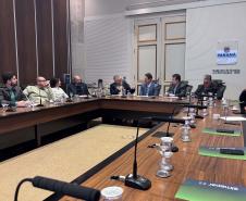 Foto de reunião com autoridades