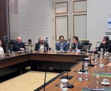 Foto de reunião com autoridades