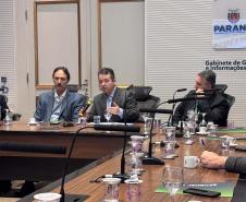 Foto de reunião com autoridades