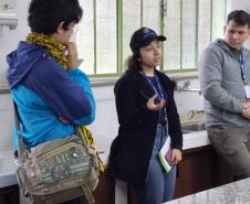 Foto de estudantes conhecendo viveiro do IAT