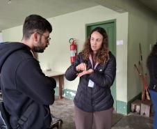 Foto de estudantes conhecendo viveiro do IAT