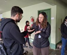 Foto de estudantes conhecendo viveiro do IAT