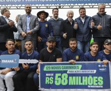 Foto de entrega de novos veículos