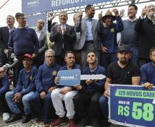 Foto de entrega de novos veículos