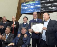 Foto de homenagem ao secretário Everton