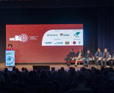 Foto de diretor do IAT apresentando em evento