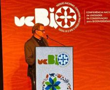 Foto de diretor do IAT apresentando em evento