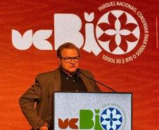 Foto de diretor do IAT apresentando em evento