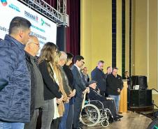 Foto de apresentação com projeto com autoridades