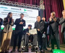 Foto de apresentação com projeto com autoridades