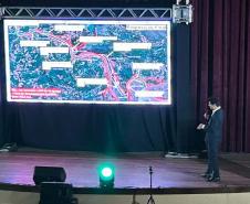 Foto de apresentação com projeto com autoridades