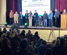 Foto de apresentação com projeto com autoridades