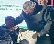 Foto de apresentação com projeto com autoridades