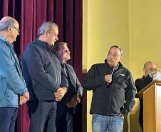 Foto de apresentação com projeto com autoridades