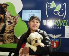 Foto de pessoas atendidas pelo Vet-móvel