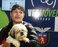 Foto de pessoas atendidas pelo Vet-móvel