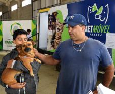 Foto de pessoas atendidas pelo Vet-móvel