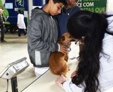 Foto de pessoas atendidas pelo Vet-móvel