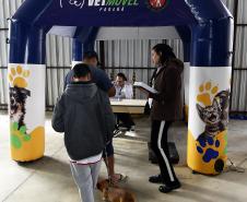 Foto de pessoas atendidas pelo Vet-móvel