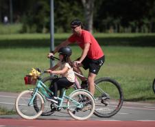 Foto de família passeando de bicicleta