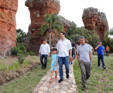 O governador Carlos Massa Ratinho Junior prestigiou a 1ª Revoada de Balões que aconteceu neste domingo (13). Objetivo do evento experimental foi mostrar a viabilidade de se implantar voos permanentes no local, mais uma atração para conquistar visitantes e fomentar o turismo e a economia local.
