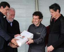 Governo entrega documentos para regularizar pequenas propriedades rurais de Piraquara