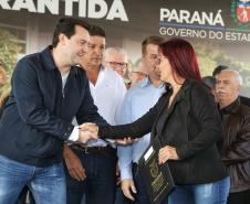367 famílias recebem títulos de propriedade de imóveis no Litoral
