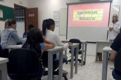 Alunos assistindo a aula de professora