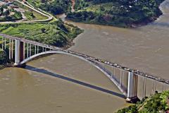 Foto aérea de ponte sobre rio