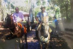 Foto de servidores do IAT à cavalo