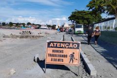 Foto de placa advertindo a entrada em obra de microdrenagem