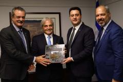A missão internacional liderada pelo governador Carlos Massa Ratinho Junior iniciou nesta quinta-feira (20) sua agenda no Canadá com reuniões com representantes do governo da província de Quebec para buscar novas parcerias nas áreas de tecnologia, sustentabilidade e energia renovável.