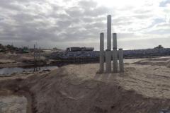 Estacas instaladas a margem do Rio Matinhos
